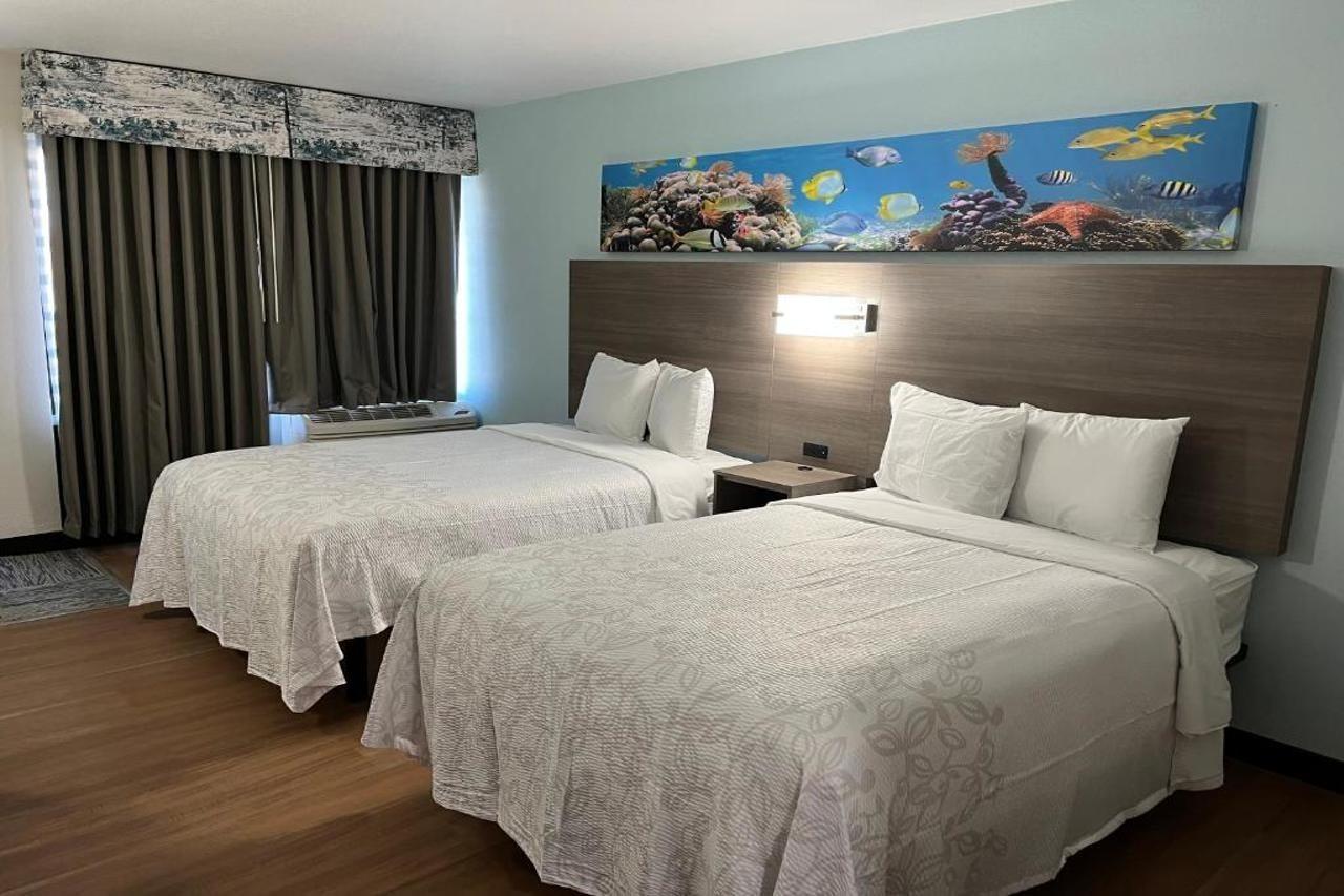 Red Roof Plus & - Seaside 3*